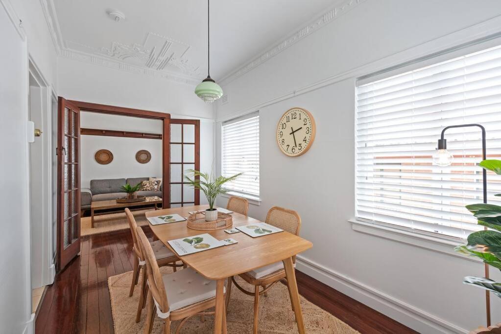 Appartamento Art Deco In Ascot! ~ 2 Bed / 1 Bath / 1 Car Brisbane Esterno foto