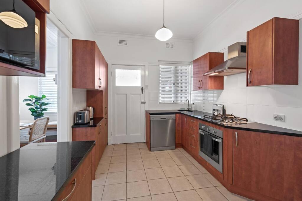 Appartamento Art Deco In Ascot! ~ 2 Bed / 1 Bath / 1 Car Brisbane Esterno foto